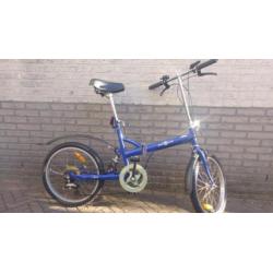 Blauwe vouwfiets met 20 inch wielen