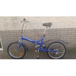Blauwe vouwfiets met 20 inch wielen