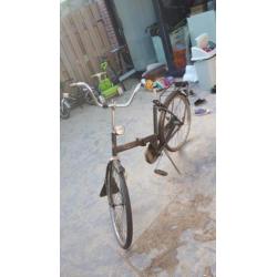 Vouwfiets samen met een nieuwe fietsband