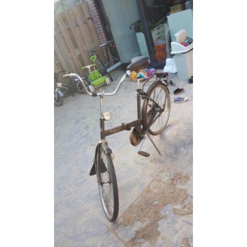 Vouwfiets samen met een nieuwe fietsband
