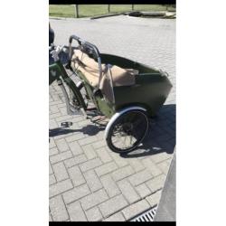 Bakfiets trio bike met dichte overkapping die open kan