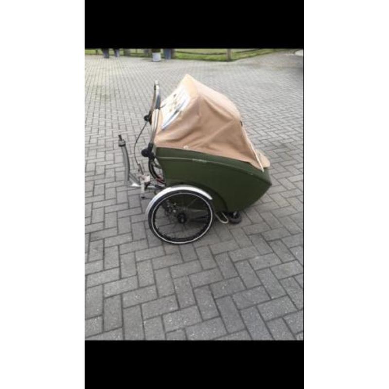 Bakfiets trio bike met dichte overkapping die open kan