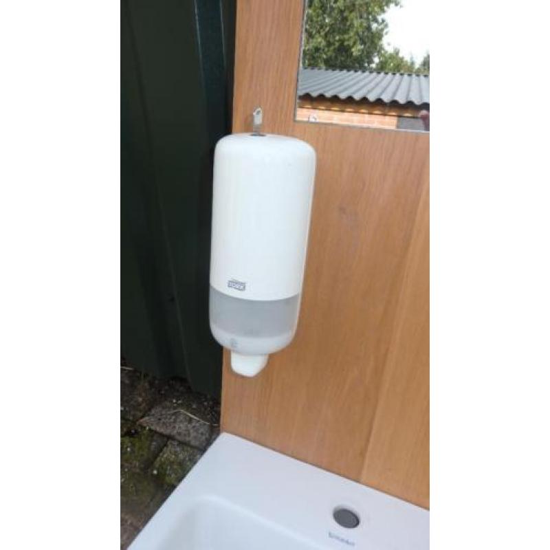2 fonteinmeubels met spiegel en zeepdispenser