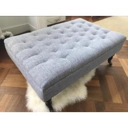 Prachtige grijze Hocker. Aanschafprijs €495 nu voor €95