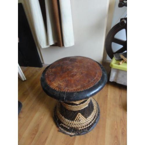 leuke, ronde, gevlochten kruk met leer 43cm hoog 38cm breed