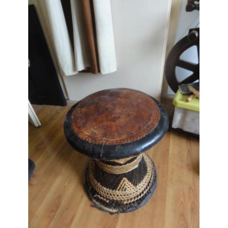leuke, ronde, gevlochten kruk met leer 43cm hoog 38cm breed
