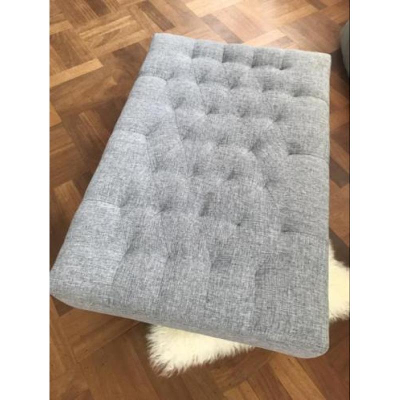 Prachtige grijze Hocker. Aanschafprijs €495 nu voor €95