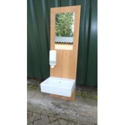 2 fonteinmeubels met spiegel en zeepdispenser