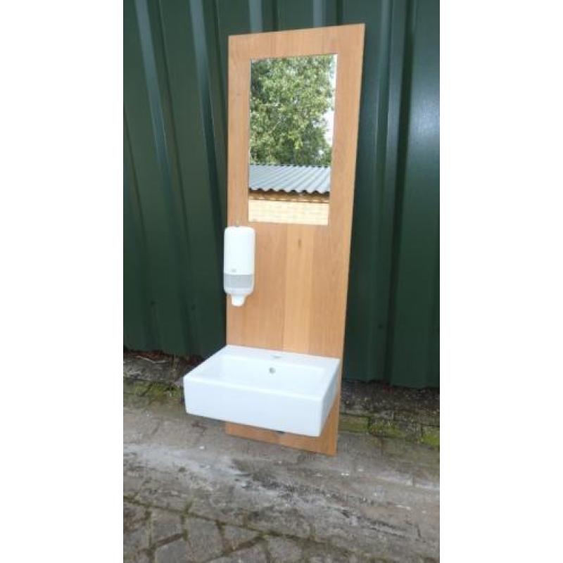 2 fonteinmeubels met spiegel en zeepdispenser
