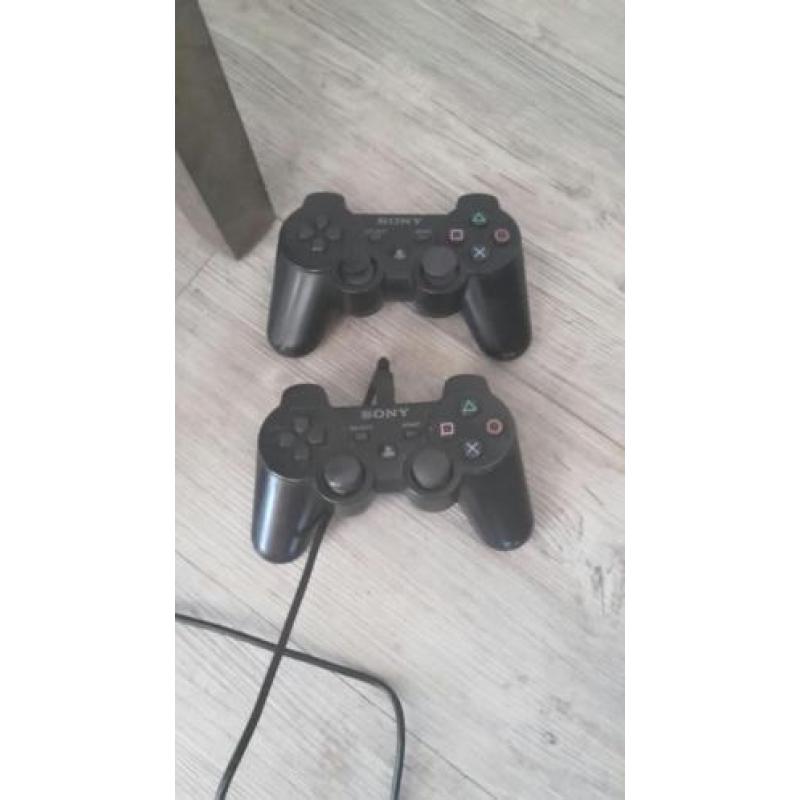 Playstation 3 incl 2 controllers en 12 spellen.