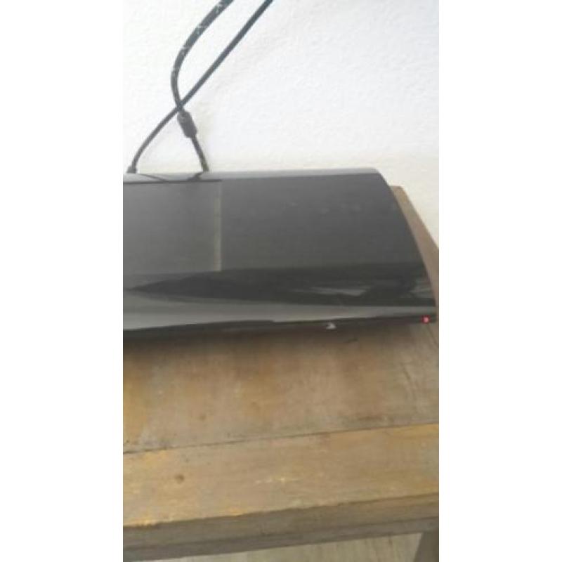 Playstation 3 incl 2 controllers en 12 spellen.